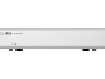 Condicionador de energia Musical Fidelity BPC 3 prateado, vista frontal, caixa retangular prateada, pés cilíndricos metálicos, botão liga/desliga