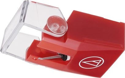 Diamant til pladespiller VMN40ML, rød vinklet krop, hvidt logo, gennemsigtigt dæksel, fin metalspids, set i perspektiv