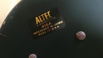 Sort Altec Lansing 416A brochure Impedans 16 ohm Fremstillet i U.S.A., to runde huller på sort baggrund