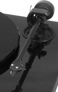 Pro-Ject 1-Xpression carbon DC sort lakeret pladespiller set fra tre kvarter bagfra, carbontonarm, akrylplade