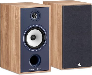 Par de altavoces de estantería Triangle BR04, caja rectangular con acabado en madera clara y frontal azul marino que deja ver el tweeter, el woofer blanco y el puerto bass-reflex en uno de ellos, mientras que el otro está equipado con una rejilla de tela oscura, vista en tres cuartos desde el frente.