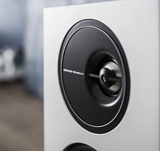 Definitive Technology D7 hvid bogreolhøjttaler, sort rund højttaler på hvid frontpanel, nærbillede