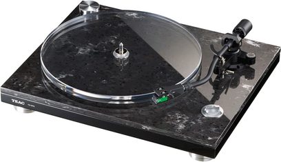 Czarna gramofon TEAC TN-550, widok z góry pod kątem, przezroczysta obrotowa płyta z winylem, ramię z wkładką gramofonową