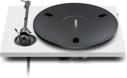 Pro-Ject E1.2 valge vinüülplaadimängija, pealtvaade, valge šassii ja must plaat musta toonarmiga