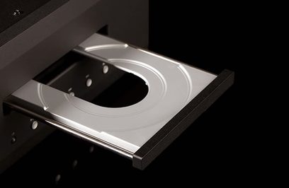 Åbnet sort Musical Fidelity M6CD CD-afspiller, tæt ovenfra-billede af det sølvfarvede mekanisme og bakke