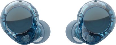 Blauw transparant plastic Sony WF-C710N in-ear oordopjes met grijze siliconen eartips, ovale behuizingen die de interne componenten zichtbaar maken en een verticaal logo, driekwart aanzicht
