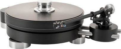 Plato giradiscos hi-fi Transrotor Max Nero RB330 negro de aluminio, con plato circular grueso sobre base cilíndrica superpuesta, prensador de discos y patas de metal cepillado, brazo de lectura lateral recto, vista en tres cuartos desde el frente