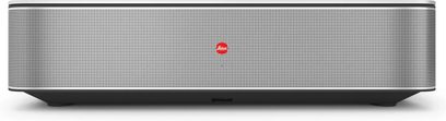 Leica Cine 1 100-projektor | sølvfarvet front med perforeret gitter og rødt logo i midten