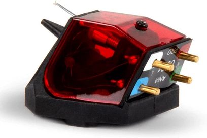 Testina fonografica di colore rosso vivo montata su un braccio di lettura nero, su una base esagonale nera, con tre punte di disaccoppiamento dorate