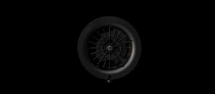 Griglia di ventilazione circolare nera in metallo, raggi radiali e viti a vista, vista frontale su sfondo nero