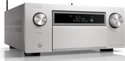 Amplificatore home theater Denon AVC-A1H argento, vista frontale, display blu "Blu-ray Dolby Atmos", due manopole rotanti argentate