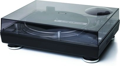 Gramofon Reloop s průhledným krytem, černým talířem, raménkem a nastavitelnými nožičkami, pohled zepředu ze tří čtvrtin