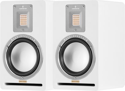 Wit AudioVector QR1 SE boekenplankluidsprekerpaar in mat afgewerkte houten behuizing, frontaal zicht, met verzonken ribbon-tweeter in geborsteld aluminium plaat, zilverkleurige conuswoofer met metalen rand en horizontale bass-reflexpoort onderaan het frontpaneel