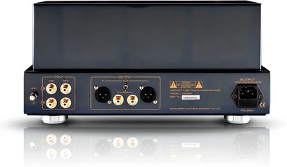 Cayin CS-6PH -hopeinen high-end-vahvistin, antrasiitinharmaa metallikotelo, takanäkymä: neljä kullattua RCA-tuloa, kaksi symmetristä XLR-lähtöä, kaksi RCA-lähtöä, maadoitusliitin, IEC-virtaliitäntä ja hopeanväriset sylinterimäiset jalat