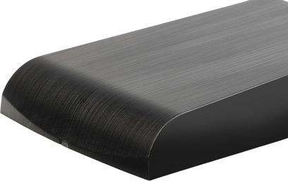 Vista a tre quarti anteriore di un trasmettitore wireless MartinLogan WSK1E nero, con corpo rettangolare basso in metallo spazzolato, angoli arrotondati e sottile apertura centrale sul frontale