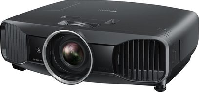 Epson EH-TW9200 sort videoprojektor set forfra og lidt fra siden, decentraliseret linse, ventilationsgitre, knapper på toppen