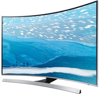 Zakrzywiony telewizor Samsung UE55KU6640 z jasnoniebieskim ekranem przedstawiającym ośnieżony krajobraz z trzema narciarzami w oddali