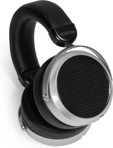 Åbent hi-fi hovedsæt Hifiman HE400se i sort, set fra venstre profil. Sort oval hovedbøjle og ørekopper. Cirkulær sølvfarvet metalrist.