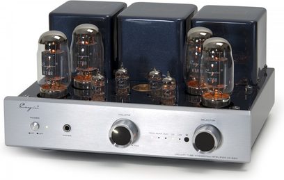 Cayin CS-55A KT88 Stereo-Röhren-Vollverstärker in Silber, aus leicht erhöhter Dreiviertelperspektive, silbernes Metallgehäuse mit gebürsteter Aluminiumfront, nachtblau lackierte Oberseite mit vier großen KT88-Röhren und mehreren kleinen Glasröhren, drei passende rechteckige Abdeckungen auf der Rückseite, zwei große schwarze Bedienknöpfe mit Aluminiumring und eine Kopfhörerbuchse an der Front