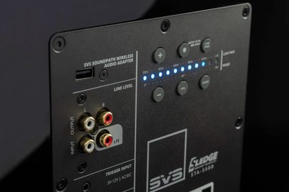 Pannello di connessioni posteriore di un subwoofer SVS PB-2000 Pro in nero frassino con ingressi linea, trigger e regolazioni