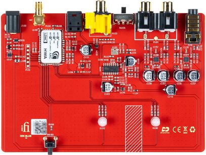 Červený elektronický obvod s elektronickými součástkami, konektory a nápisy "iFi", "Zen Blue V2" a "Direct Drive"