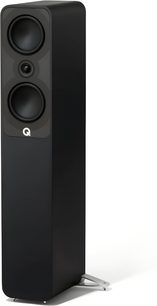 Q Acoustics 5040 gulvhøjttaler i mat sort kabinet, to stablede bas-mellemtoneenheder omgiver en central diskant på fronten, hvidt Q-logo nederst, sølvfarvet metalfod, set fra højre forfra i trekvart perspektiv
