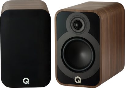 Reproduktory Q Acoustics 5020 v provedení knihovnové skříně, dřevěné laminátové provedení v ořechové hnědé barvě s zaoblenými hranami, pohled zepředu a ze tří čtvrtin ukazující černou látkovou mřížku na jednom a lesklý černý přední panel s výškovým a basovým reproduktorem na druhém