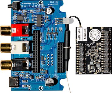 Scheda elettronica blu con componenti elettronici, connettori audio e USB, potenziometri e interruttori