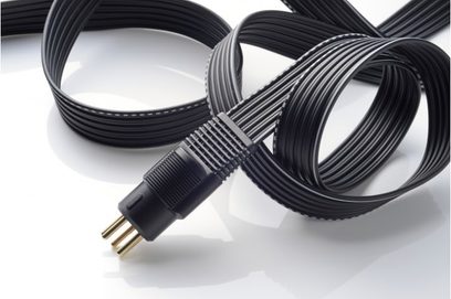 Sorte elektriske kabler med forgyldte stik og fleksible sorte slanger, sandsynligvis til et par hovedtelefoner