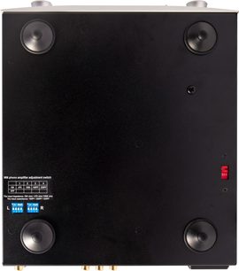 Předzesilovač Nuprime PRA-9X v černé barvě, pohled zepředu, 4 otočné knoflíky, 2 modré LED diody, přepínač pro nastavení telefonu MM