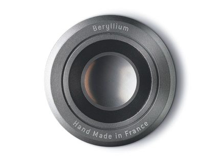 Draufsicht auf eine graue Metallscheibe mit dem Text "Beryllium" und "Hand Made in France" am äußeren Rand graviert.