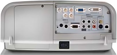 Sanyo PLC-XT35L videoprojektor, set bagfra, forskellige audio-video-tilslutninger, VGA-port, lydudgange, hukommelseskortplads