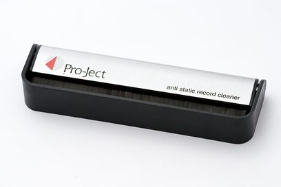 Pro-Ject sort antistatisk børste til vinylplader, sort, set ovenfra i hvid emballage med rødt logo