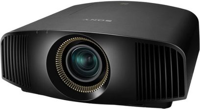 Sony VPL-VW300ES sort videoprojektor, set lidt skråt forfra, centreret linse omgivet af en rund, gylden gitter