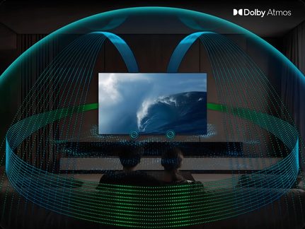 Barra sonora rettangolare nera opaca sotto una TV a schermo piatto nera, vista frontale, archi luminosi blu e verdi che simulano la spazializzazione Dolby Atmos