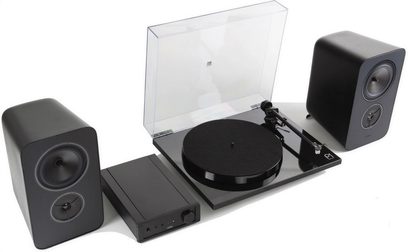 Pick-up hi-fi Rega System One cu capac transparent, două boxe negre și un amplificator dreptunghiular negru