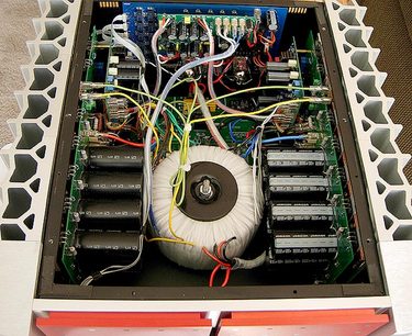 Hi-fi stereo zesilovač Consonance Forbidden City Calaf černý, pohled na vnitřní elektronické součástky a toroidní transformátor