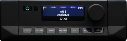 Forside af en Cyrus i7-XR stereo hi-fi-forstærker i børstet sort aluminium med blå LCD-skærm og 7 knapper