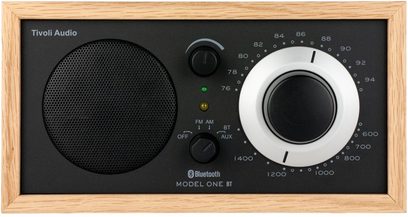 Tivoli Model One BT bordradio i sort eik, svart front med stor innstillingsknapp og rundt høyttalerelement