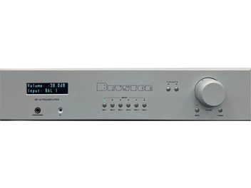 Preamplificatore stereo BP-19, vista frontale, chassis rettangolare grigio, schermo digitale a sinistra, pulsanti e prese sul frontale