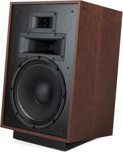 Reproduktor Klipsch Heresy IV, dřevěná skříňka v barvě auburn, velký woofer a dva výškové reproduktory, pohled z pravého předního tříčtvrtečního úhlu