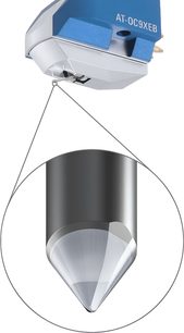 Modrý gramofonový přenoska Audio Technica AT-OC9XEB, řez s pohledem na diamant a hliníkové tělo