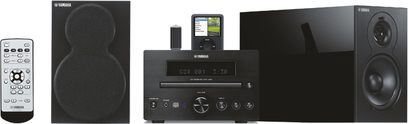 Yamaha MCR-330 mini-anlæg bestående af to højttalere, en hovedenhed med LCD-skærm og en fjernbetjening