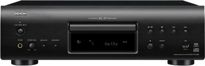 Denon DCD-1510AE CD-afspiller set forfra i sort, blåt display, sølvfarvede knapper og stik