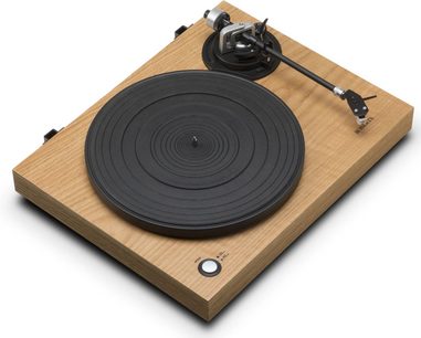 Platine vinyle Roberts RT100 en bois clair, plateau noir mat, bras de lecture argenté avec cellule, sur fond blanc