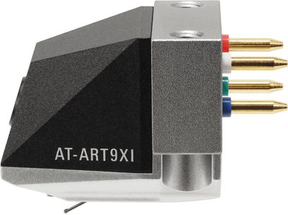 Pickup til hi-fi pladespiller Audio Technica AT-ART9XI set fra siden med sort og sølv kabinet og guldbelagte stik