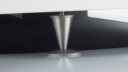 Sloupová reprosoustava Triangle Signature Delta v černém lesklém provedení, detailní pohled zepředu na kuželovou nohu z broušeného hliníku