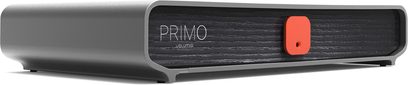 Volumio Primo V2 netværksafspiller, set fra en vinkel, gråt rektangulært kabinet, sort front med rød knap i midten