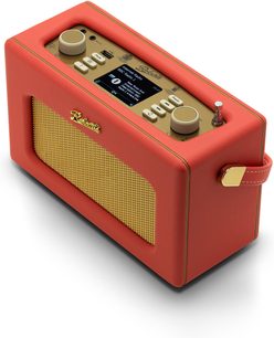 Tre-fjerdedels forfra set, Roberts Revival iStream 3L bordradio i rød kunstlæder, forhøjet med en gylden grillhøjtaler, et gyldent toppanel med centralskærm og cremefarvede knapper samt et sidehåndtag med metalforstærkning.