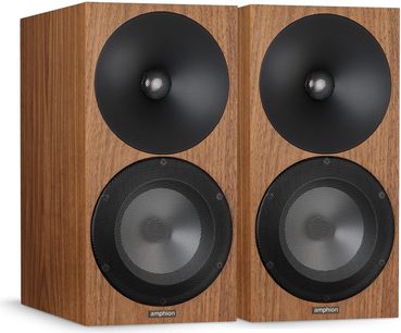 Чифт библиотечни колонки Amphion Argon3X в орехово дърво, високочестотен излъчвател с черен рог и решетъчен нискочестотен излъчвател, изглед отпред